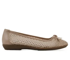 Women's Cliffs by White Mountain Carlicia Flats