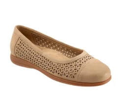 Women's Trotters Delmara Perf Flats
