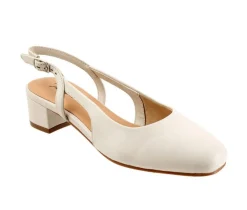 Women's Trotters Dottie Pumps